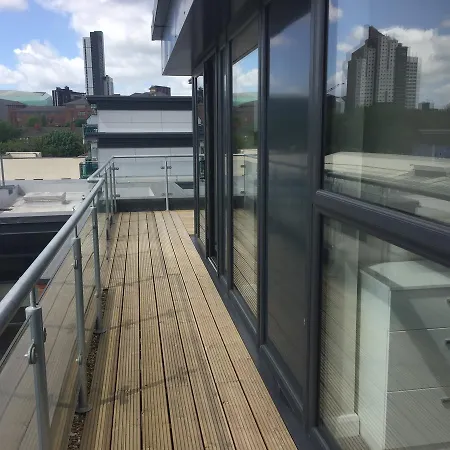 Skinner Lane Apartment *